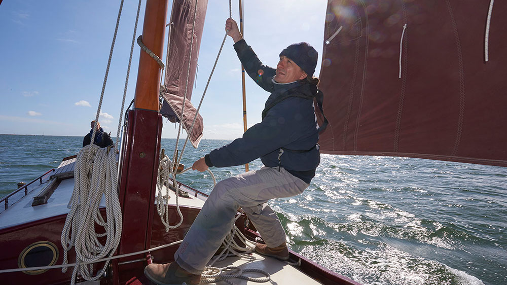blauwasser_revierreportage_holland_plattbodenschiff_segel_setzen