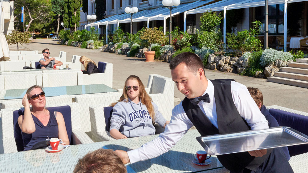 blauwasser_revierreportage_kroatien_istrien_brijuni_inseln_cafeterrasse
