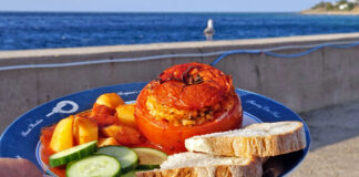 Rezept: Griechische gefüllte Tomaten ©️radiopelicano.de
