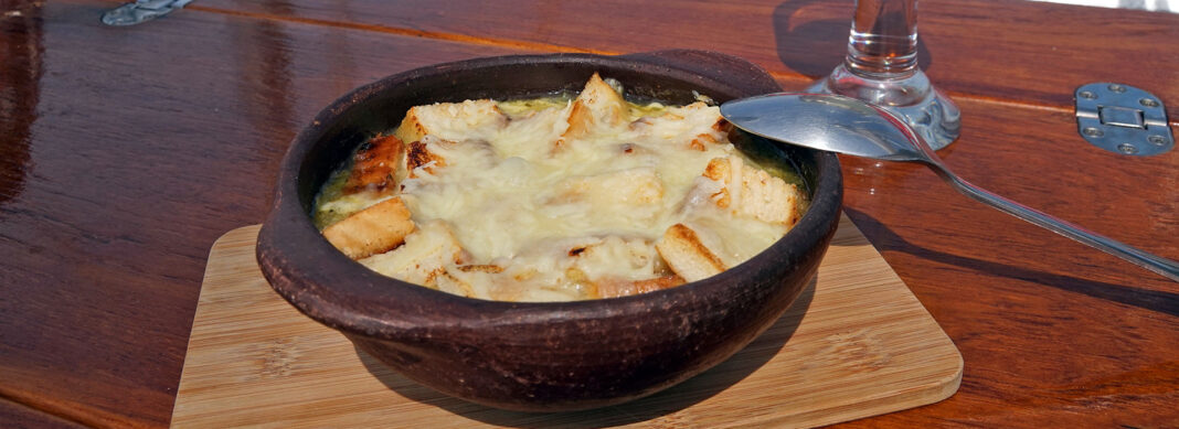 blauwasser_rezepte_zwiebelsuppe_header ©️radiopelicano.de