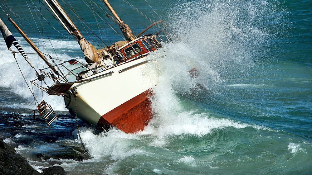 blauwasser_schadenabwicklung_yacht_felsen