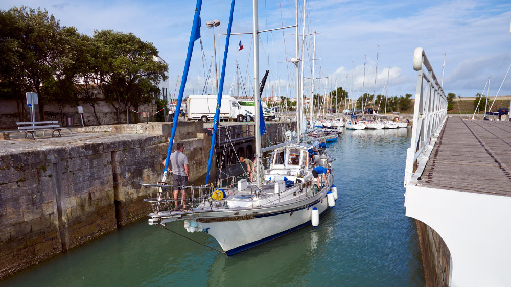 blauwasser_segeln_charter_atlantik_biskaya_frankreich_schleuse_saint_martin_de_re