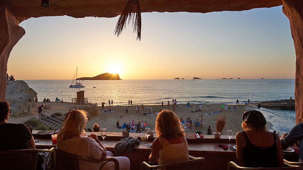 blauwasser_segeln_charter_balearen_ibiza_und_formentera_cala_comte_sunset