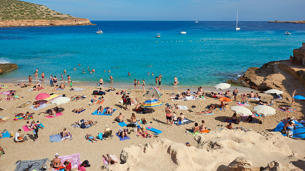 blauwasser_segeln_charter_balearen_ibiza_und_formentera_cala_conta_badebucht
