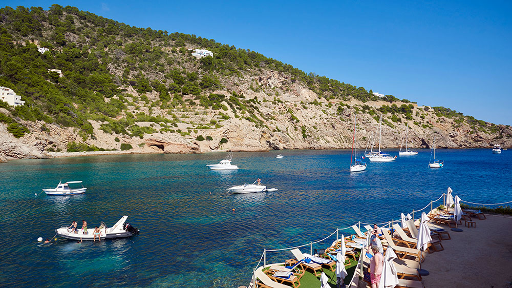 blauwasser_segeln_charter_balearen_ibiza_und_formentera_cala_llonga