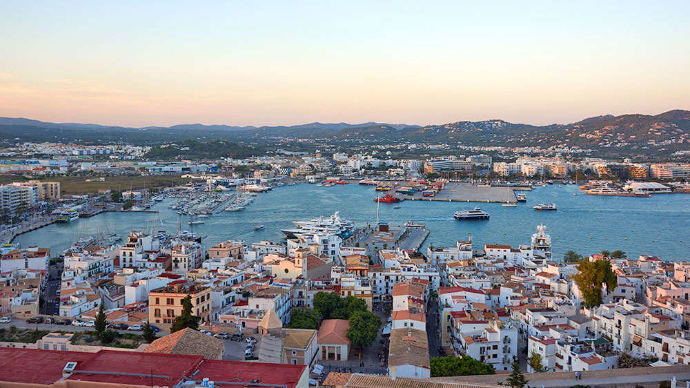 blauwasser_segeln_charter_balearen_ibiza_und_formentera_haefen_ibiza_stadt