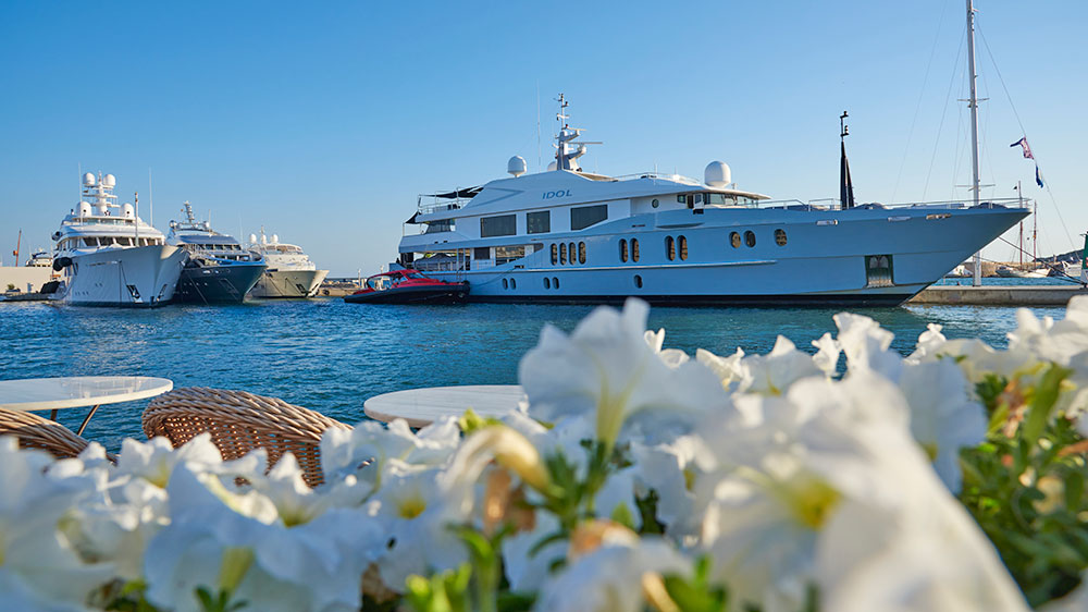 blauwasser_segeln_charter_balearen_ibiza_und_formentera_ibiza_stadt_megayachten