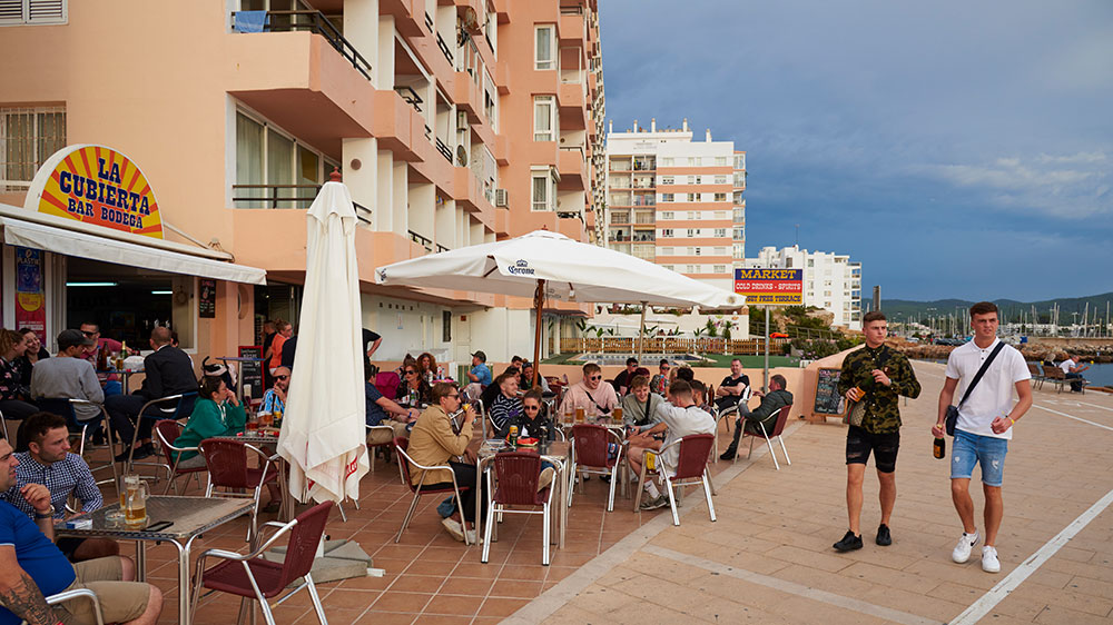 blauwasser_segeln_charter_balearen_ibiza_und_formentera_sant_antoni_promenade