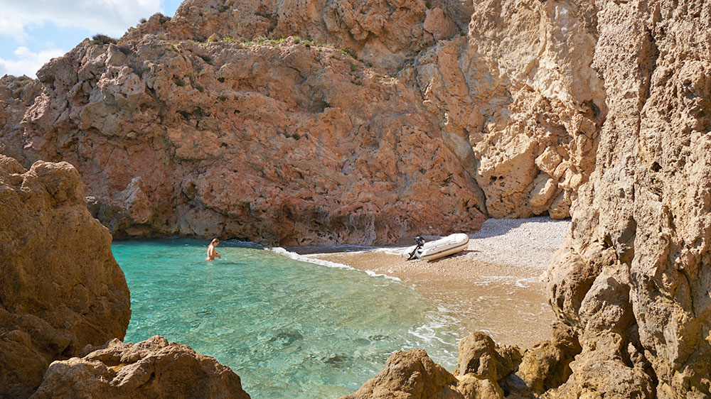 blauwasser_segeln_charter_balearen_ibiza_und_formentera_strandnische_cala_llonga
