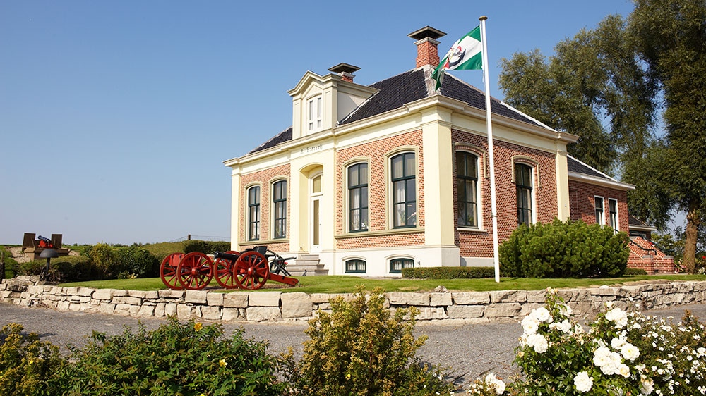 blauwasser_segeln_charter_holland_lauwers_meer_altes_haus_zoutkamp
