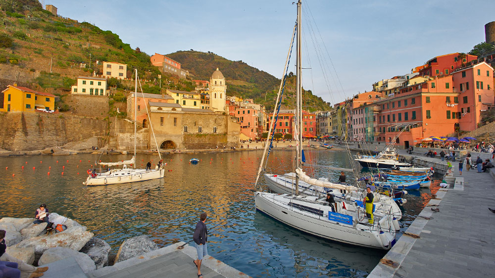 blauwasser_segeln_charter_italien_ligurien_vernazza_hafen