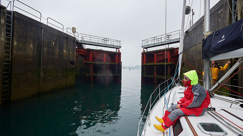 blauwasser_segeln_charter_nordbretagne_kanalinseln_fluss_rance_st_malo_schleuse
