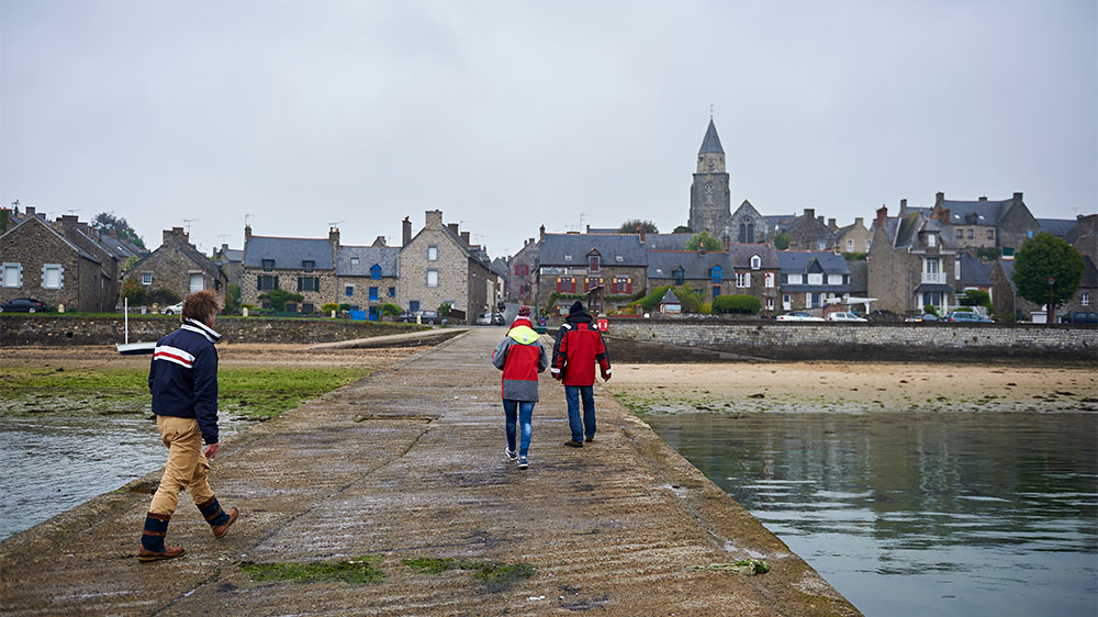 blauwasser_segeln_charter_nordbretagne_kanalinseln_fluss_rance_st_suliac_stadtansicht