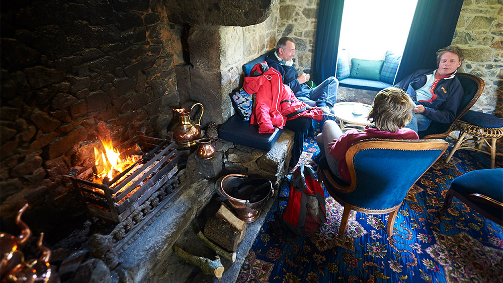 blauwasser_segeln_charter_nordbretagne_kanalinseln_insel_sark_pub_kaminfeuer