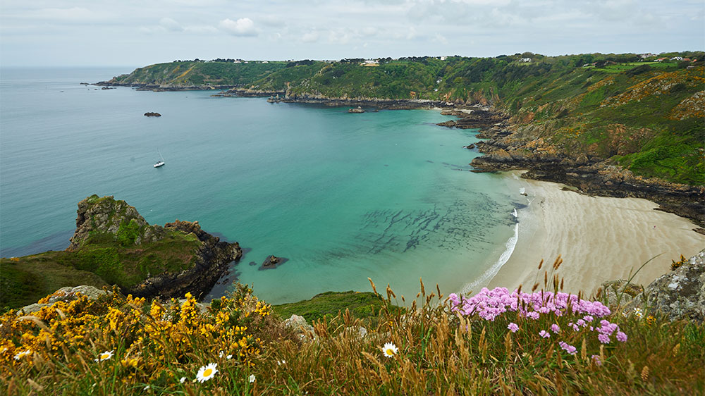 blauwasser_segeln_charter_nordbretagne_kanalinseln_moulin_huet_bay_insel_guernsey