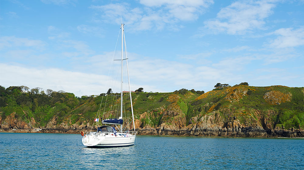 blauwasser_segeln_charter_nordbretagne_kanalinseln_moulin_huet_bay_insel_guernsey_ankerplatz