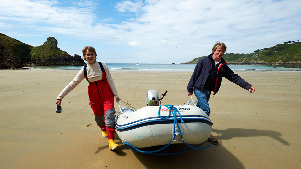 blauwasser_segeln_charter_nordbretagne_kanalinseln_moulin_huet_bay_insel_guernsey_schlauchboot