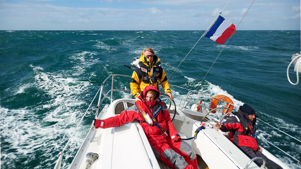blauwasser_segeln_charter_nordbretagne_kanalinseln_segelimpression_starkwind