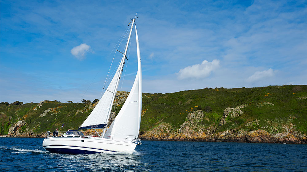 blauwasser_segeln_charter_nordbretagne_kanalinseln_segeln_vor_guernsey