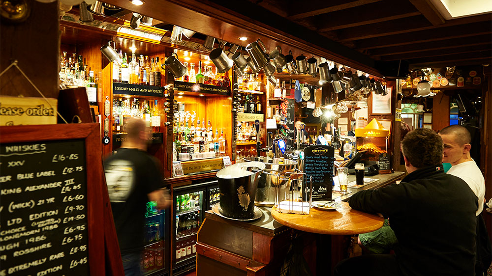 blauwasser_segeln_charter_nordbretagne_kanalinseln_st_helier_pub