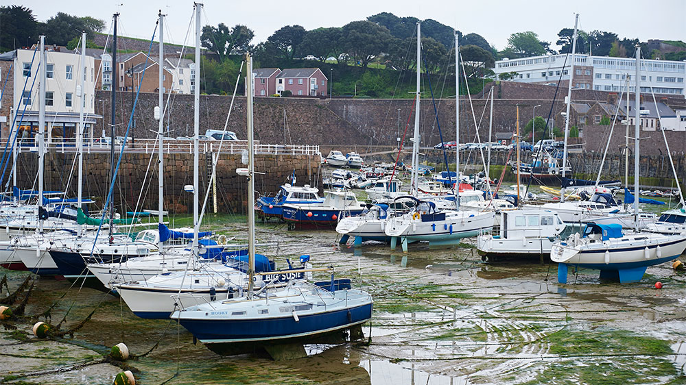 blauwasser_segeln_charter_nordbretagne_kanalinseln_trockenfallen_st_helier_insel_jersey