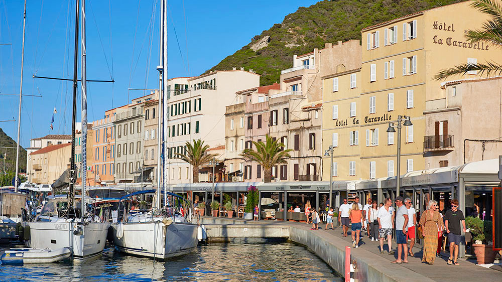 blauwasser_segeln_charter_sardinien_bonifacio_hafenpromenade