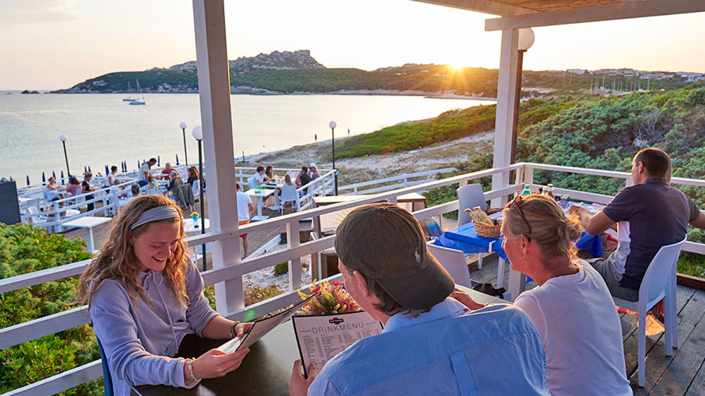 blauwasser_segeln_charter_sardinien_bucht_la_colba_martini_bar