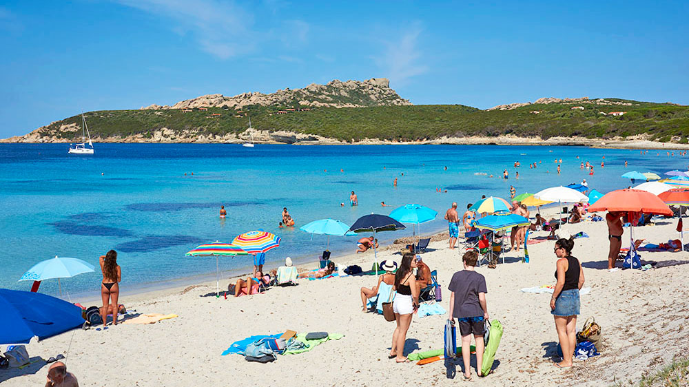 blauwasser_segeln_charter_sardinien_bucht_la_colba_strand