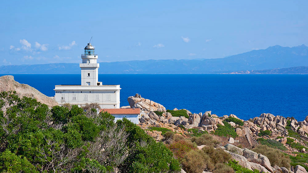 blauwasser_segeln_charter_sardinien_capo_testa_leuchtturm