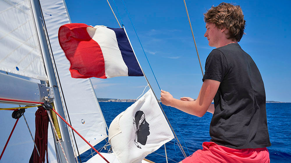 blauwasser_segeln_charter_sardinien_flaggenwechsel
