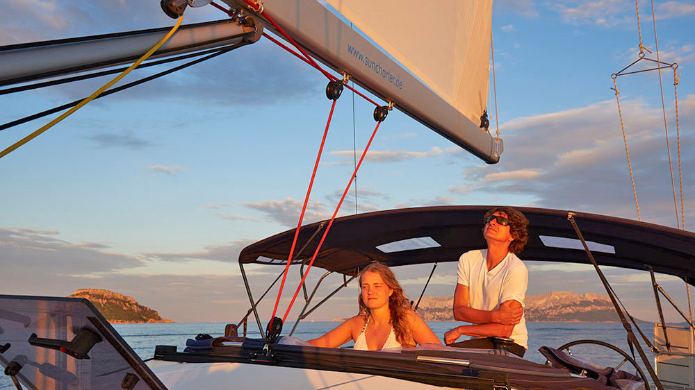 blauwasser_segeln_charter_sardinien_segelimpression_abendsonne-1
