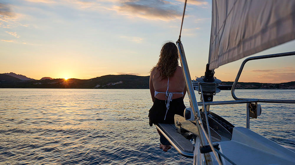 blauwasser_segeln_charter_sardinien_segelimpression_abendsonne