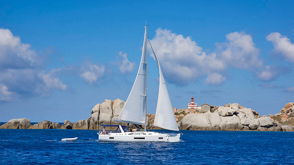 blauwasser_segeln_charter_sardinien_segeln_vor_kueste