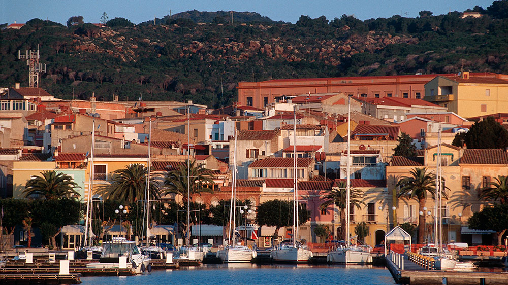 blauwasser_segeln_charter_sardinien_sueden_carloforte_promenade