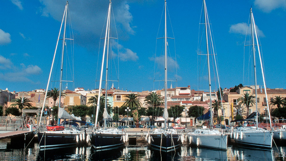 blauwasser_segeln_charter_sardinien_sueden_hafen_carloforte