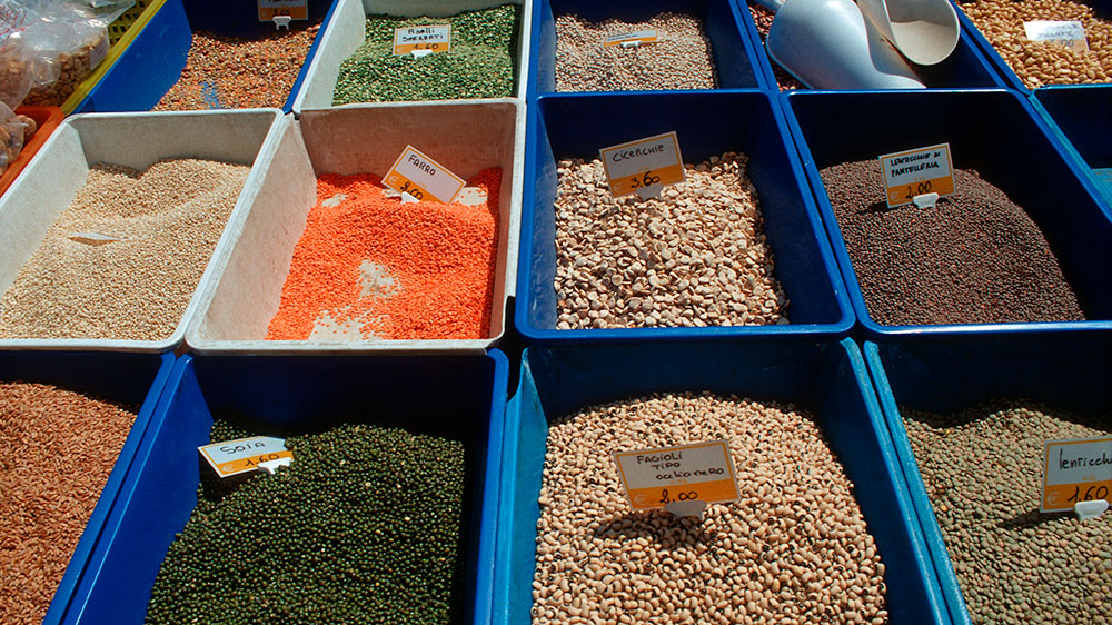 blauwasser_segeln_charter_sardinien_sueden_markt_carloforte_gewuerze