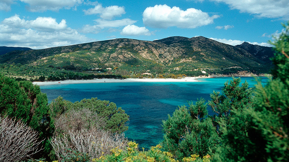 blauwasser_segeln_charter_sardinien_sueden_strand_ankerbucht