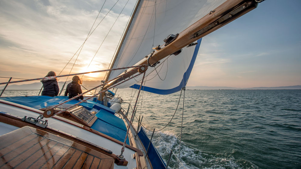blauwasser_segeln_charter_spanien_ebro_delta_segeln_holzboot