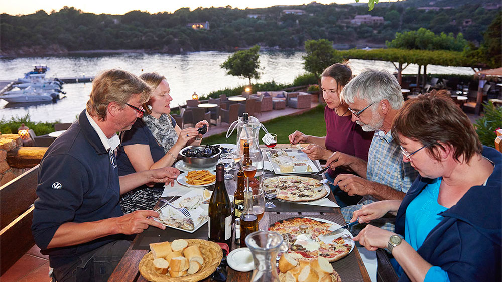 blauwasser_segeln_chartern_mit_freunden_restaurant
