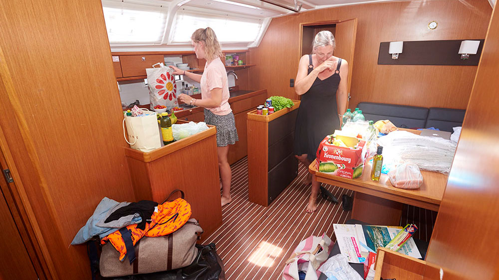 blauwasser_segeln_chartern_mit_freunden_salon