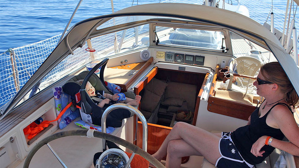 blauwasser_segelreise_charterreise_mit_Kindern_autositz