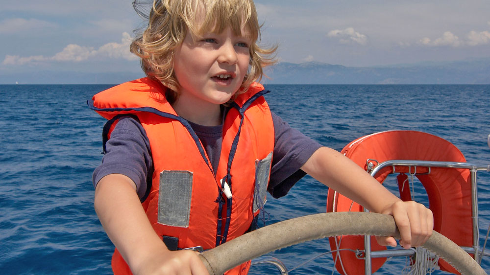 blauwasser_segelreise_charterreise_mit_Kindern_schwimmweste