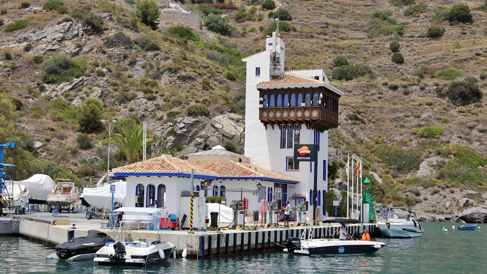 blauwasser_spanien_mittelmeer_costa_sol_blanca_tankstelle