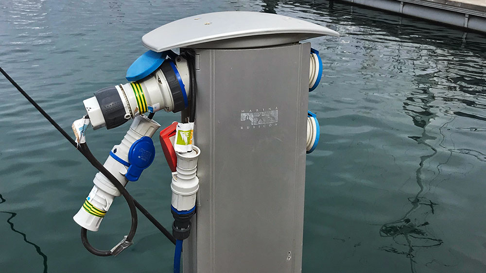 blauwasser_stromadapter_an_bord_adapter_kombination