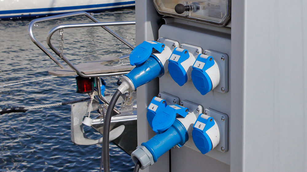 blauwasser_stromadapter_an_bord_cee_stecker