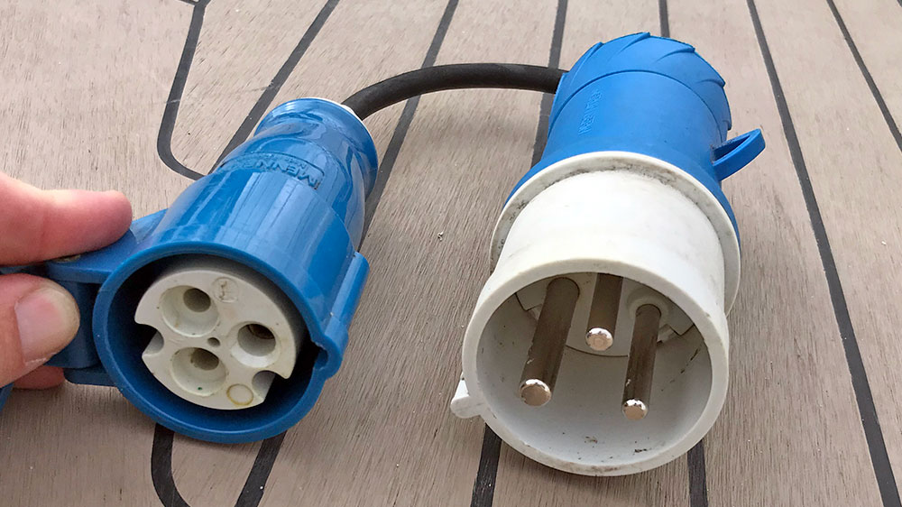 blauwasser_stromadapter_an_bord_cee_stecker_32_16