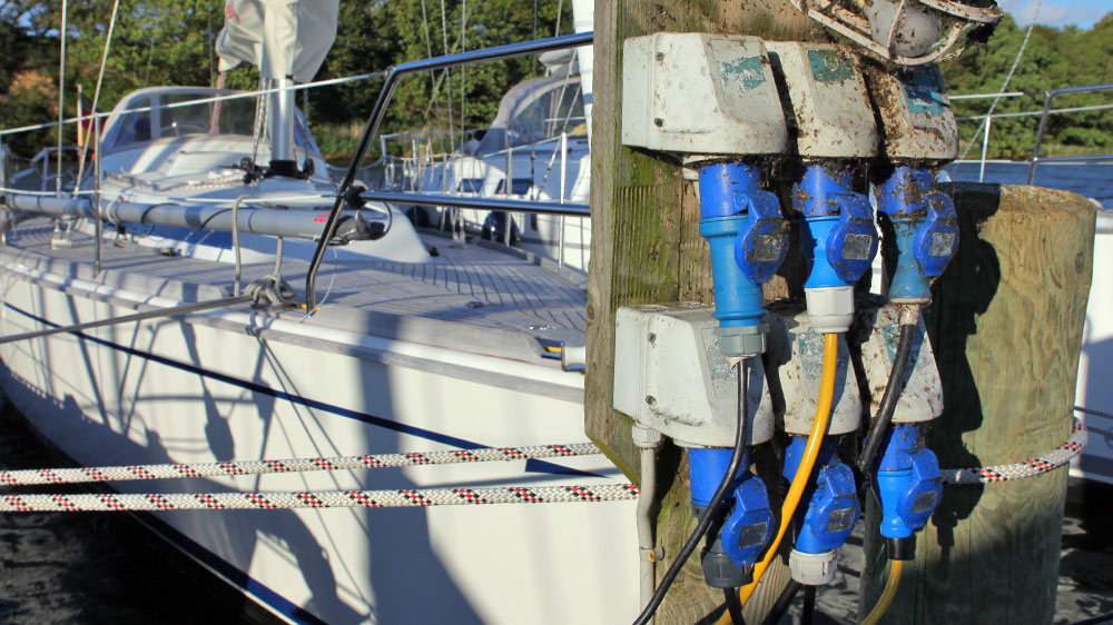 blauwasser_stromadapter_an_bord_cee_stecker_robust