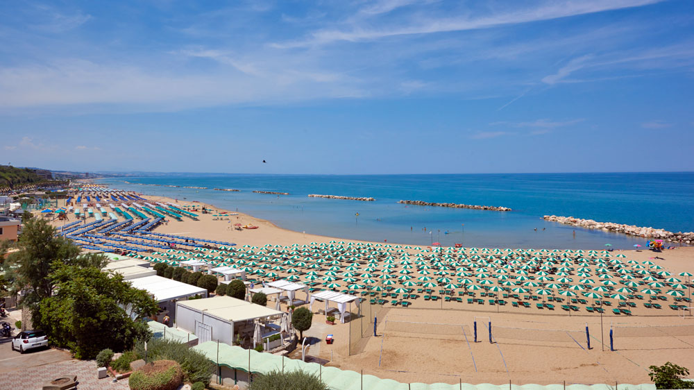 blauwasser_tremiti_termoli_sonnenschirme