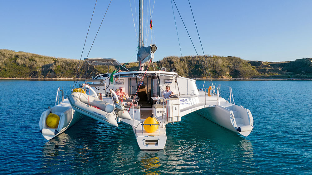 blauwasser_trimaran_neel_test_fahrbericht_charter_ankerplatz