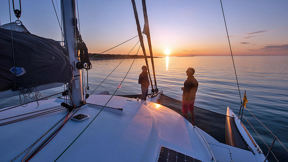 blauwasser_trimaran_neel_test_fahrbericht_charter_ankerplatz_sonnenuntergang